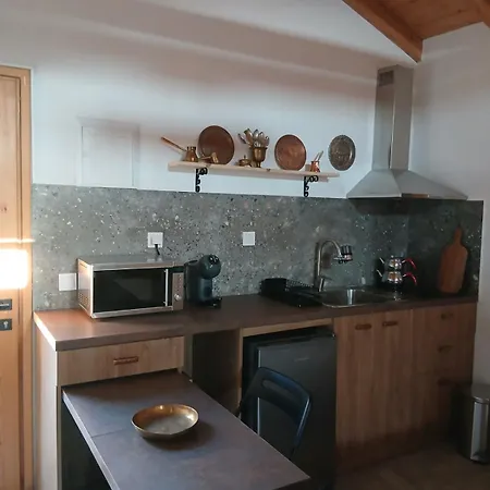 Maroneia Stone Apartment *